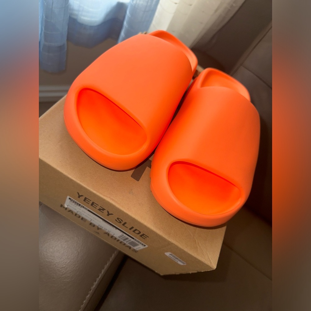 YEEZY SLIDES
